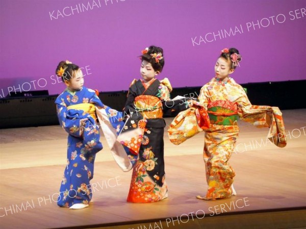 ６０人華麗に舞う　藤寿会がチャリティー公演