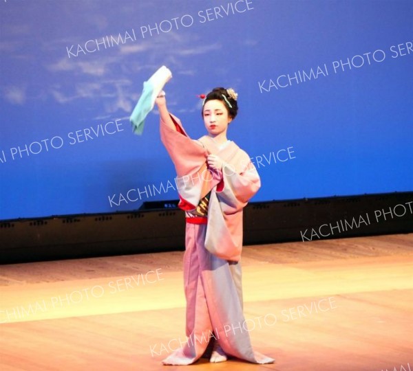 ６０人華麗に舞う　藤寿会がチャリティー公演 4