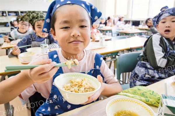 広尾の魚はおいしいよ　秋サケ、ふるさと学校給食で提供