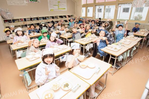 広尾の秋サケを用いた「秋鮭ごはん」をほおばる子どもたち