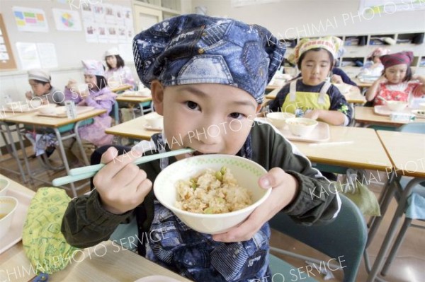広尾の秋サケを用いた「秋鮭ごはん」をほおばる子どもたち