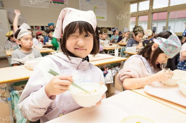 広尾の秋サケを用いた「秋鮭ごはん」をほおばる子どもたち