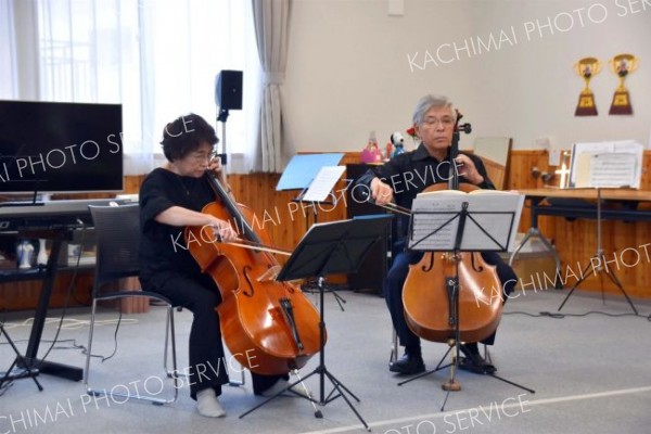 チェロを演奏した