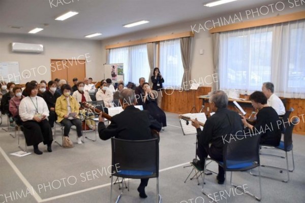 高齢者交流センターで開かれたオータムコンサートの様子