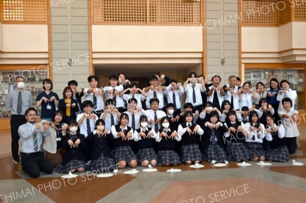 ワークショップに参加した生徒や関係者たちで記念撮影