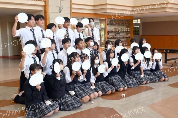 ワークショップでの学びを吹き出し型の紙にまとめた生徒たち