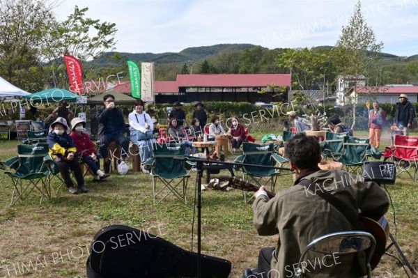 温かい食事や和やかな演奏などでゆったりした時間を過ごしたアイカップフェスト