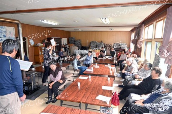 今年で活動２０年の「なかよし会」。参加者はゲームなどで親ぼくを深めている