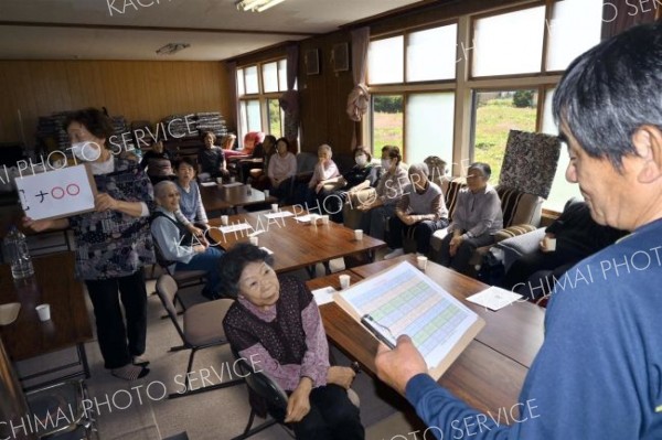 今年で活動２０年の「なかよし会」。参加者はゲームなどで親ぼくを深めている