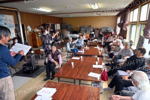 今年で活動２０年の「なかよし会」。参加者はゲームなどで親ぼくを深めている