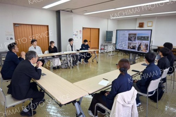 町長・副町長を訪問し、学習成果を発表した学生ら