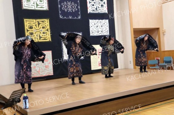 アイヌ舞踊や工芸、料理を披露　市生活館で「ふれあう集い」