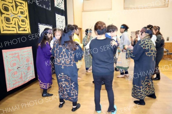 アイヌ舞踊や工芸、料理を披露　市生活館で「ふれあう集い」 3