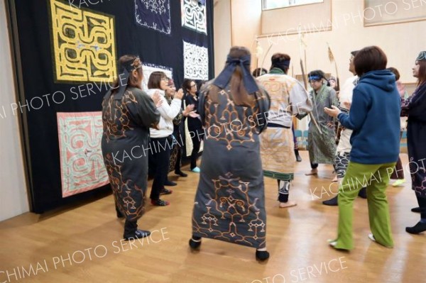 アイヌ舞踊や工芸、料理を披露　市生活館で「ふれあう集い」 4