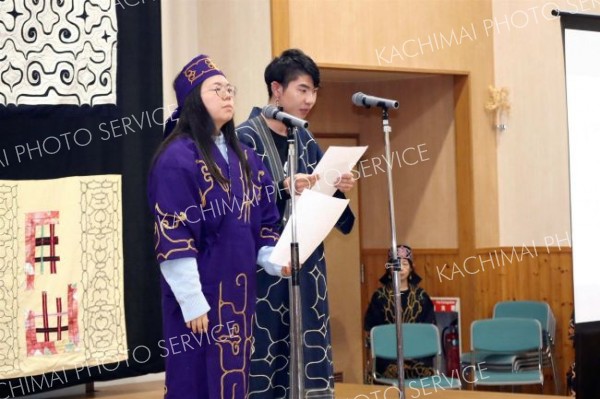 開会宣言する（左から）山崎さん、遊佐さん