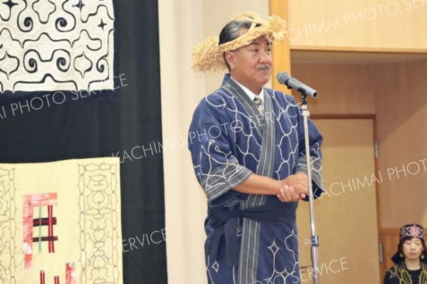 あいさつする笹村会長