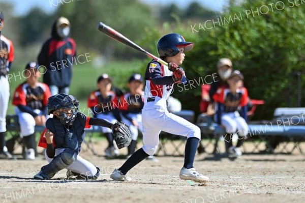 【決勝・若葉少年団―ウエストマリナーズ】五回、若葉の敦賀奏天が中前打を放つ