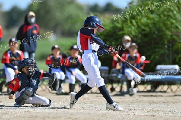 【決勝・若葉少年団―ウエストマリナーズ】五回、若葉の敦賀奏天が中前打を放つ