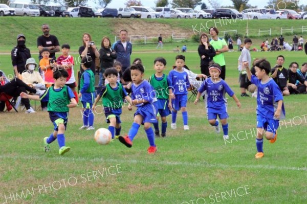 約５６０人の園児と児童　楽しくプレー　サッカーフェス２大会開催