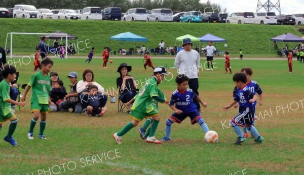 約５６０人の園児と児童　楽しくプレー　サッカーフェス２大会開催 7