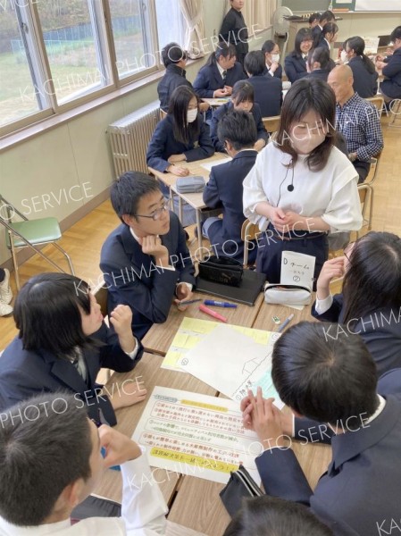 足寄高校の１年生４４人が地元事業者を招いたグループ協議で地域について理解を深めた