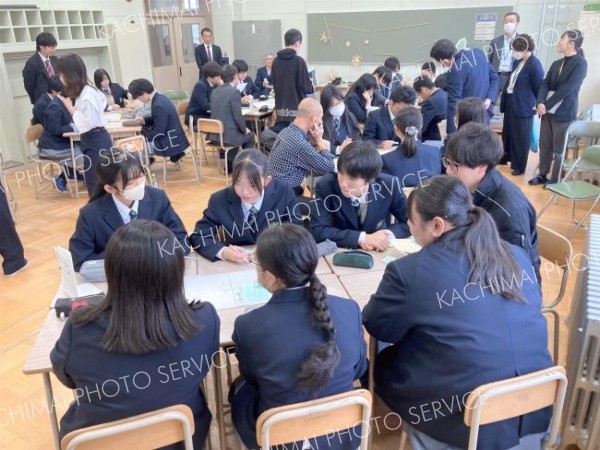 足寄高校の１年生４４人が地元事業者を招いたグループ協議で地域について理解を深めた