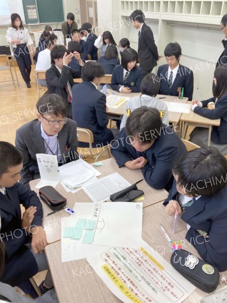 足寄高校の１年生４４人が地元事業者を招いたグループ協議で地域について理解を深めた