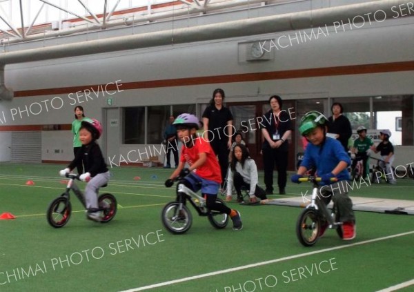 ランバイクを体験する本別町の児童ら