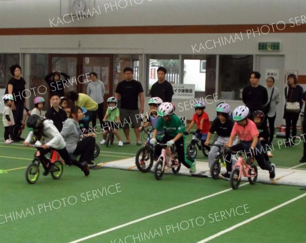 ランバイクを体験する本別町の児童ら