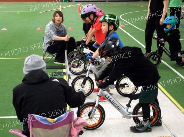 ランバイクを体験する本別町の児童ら