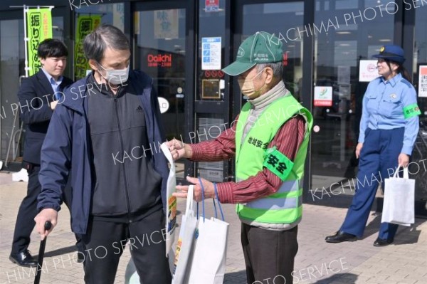 買い物客に特殊詐欺被害の防止を呼び掛ける参加者ら