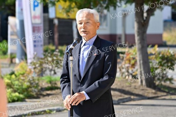 あいさつする帯広地区防犯協会連合会