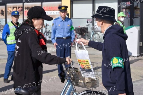 買い物客に特殊詐欺被害の防止を呼び掛ける参加者ら