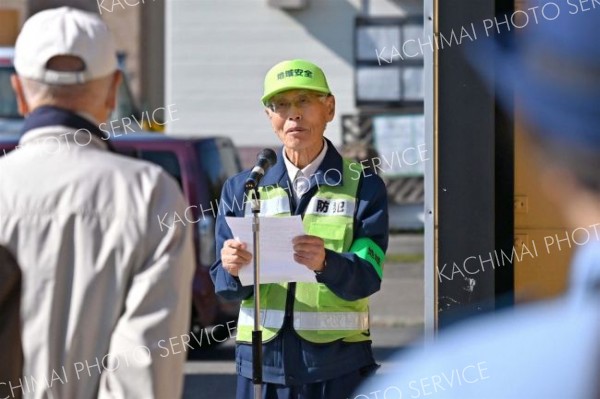 あいさつする帯広市防犯協会