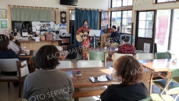 洋楽５曲、Ｊポップ３曲を披露した中札内デュオの「モニカ」