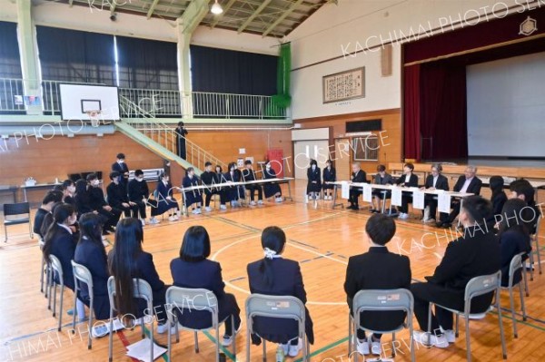 輪になって意見を交わす生徒と教育委員ら