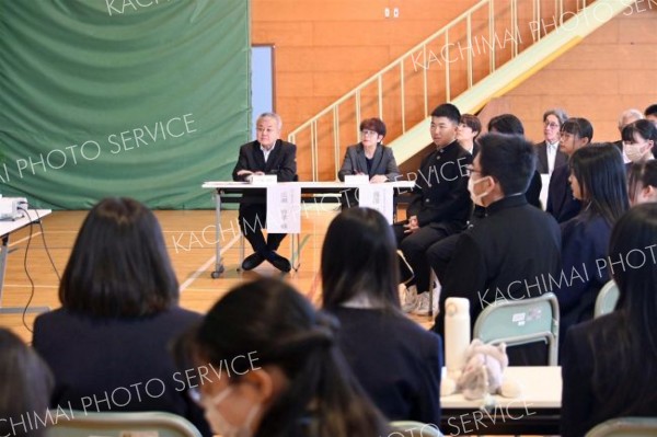 将来や学校生活で懇談　　帯広の魅力向上策発表も 5