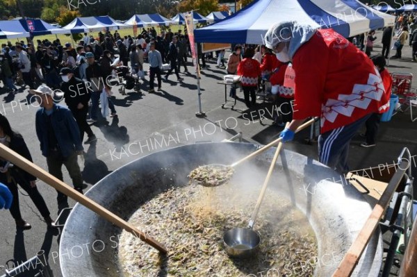 更別の秋の味覚堪能　大収穫祭　大鍋で作る〝名物〟に長蛇の列