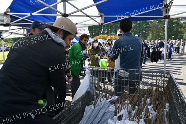 更別で取れた農産物販売コーナーには長蛇の列ができ、来場者は次々と目当ての野菜を購入していた