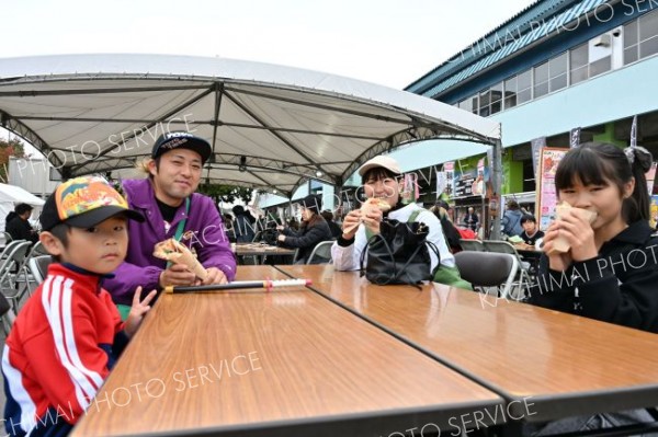帯広競馬場が「ウマい」グルメ会場に変身　キッチンカー２５台、１９日まで開催中