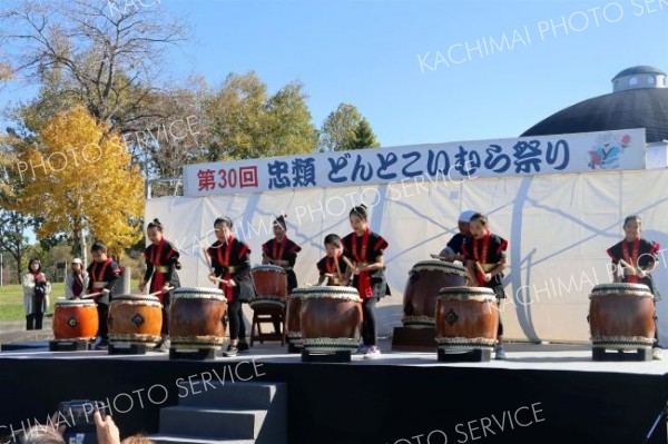 力強いバチさばきを披露する忠類小児童