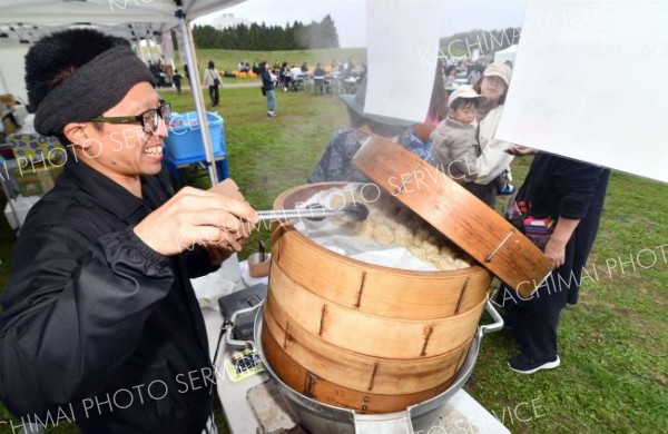シューマイや豚まんなど温かいグルメも販売。ラーメンと一緒に食べたら「おいしさ倍増？」