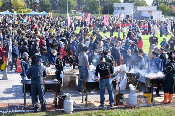 しほろ牛ロースカットステーキにはひときわ長い行列ができた
