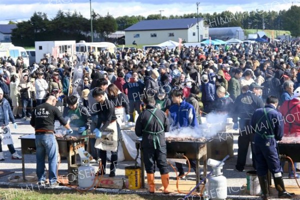 その場で焼いて提供されるしほろ牛ロースカットステーキには大行列ができた