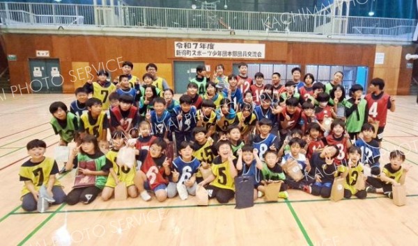 ミニ運動会の参加者ら