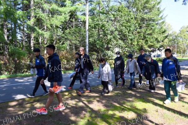 中学生の誘導で避難所に避難する地域の高齢者たち