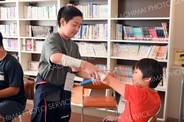 応急手当を学ぶ児童たち