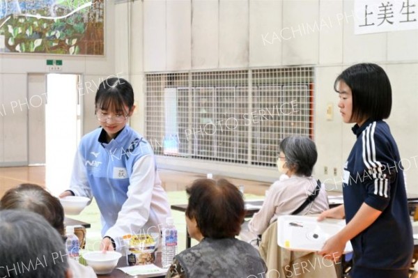 防災食の配膳を担う中学生たち