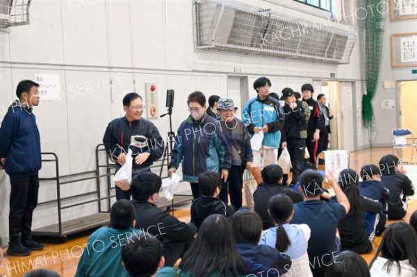 中学生の誘導で避難所に到着した地域住民たち