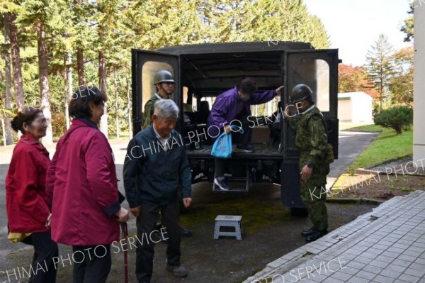 自衛隊車両で避難所に到着した地域住民たち